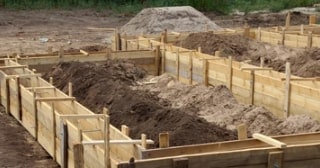 Ленточный фундамент с цоколем в Старой Руссе - от 15701 руб.